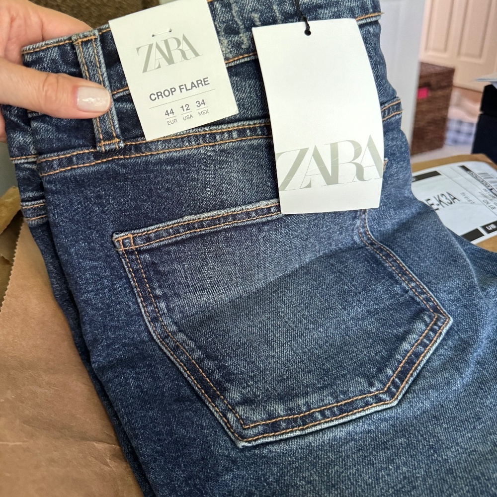 Zara TRF MID-RISE FLARE CROPPED JEANS